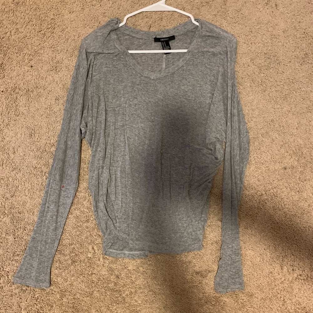 grey long sleeve shirt